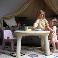 Kids eating at Luisa Table Vanilla