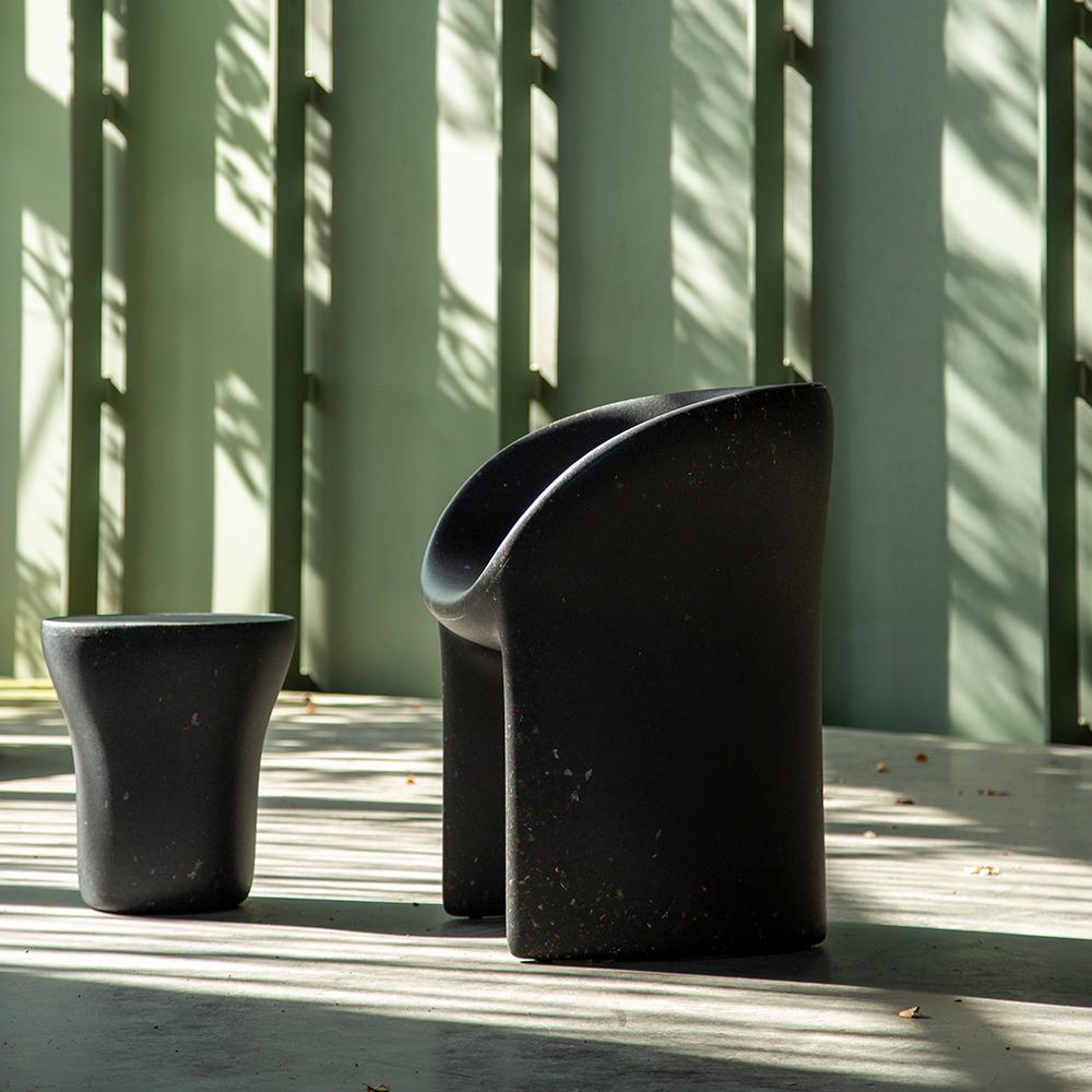 ecoBirdy Richard Chair Shadow and Judy Side Table outdoors in the garden.